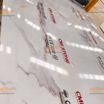 màng bảo vệ bề mặt kính có in thương hiệu