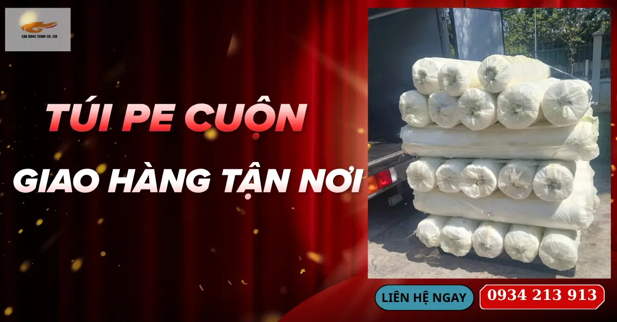 Túi PE cuộn nguyên sinh chất lượng cao được bọc màng bảo vệ chắc chắn, xếp gọn gàng trên pallet chuẩn bị bốc dỡ lên xe tải giao hàng tận nơi cho các khu công nghiệp từ xưởng Cao Đông Thịnh.